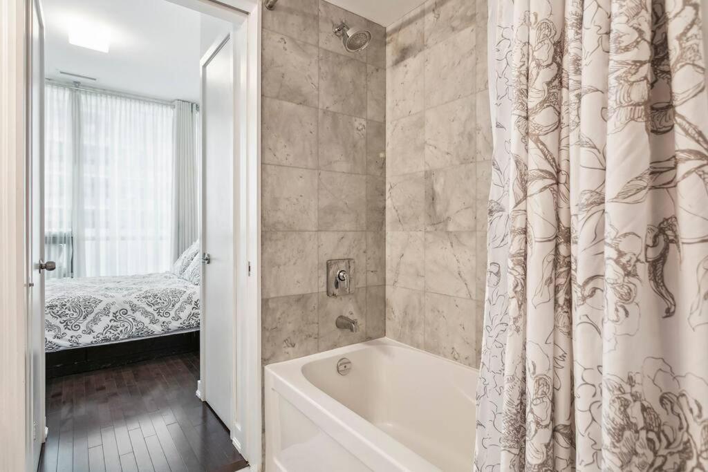 Luxury Condo - Steps To Everything - Balcony View Toronto Exterior photo