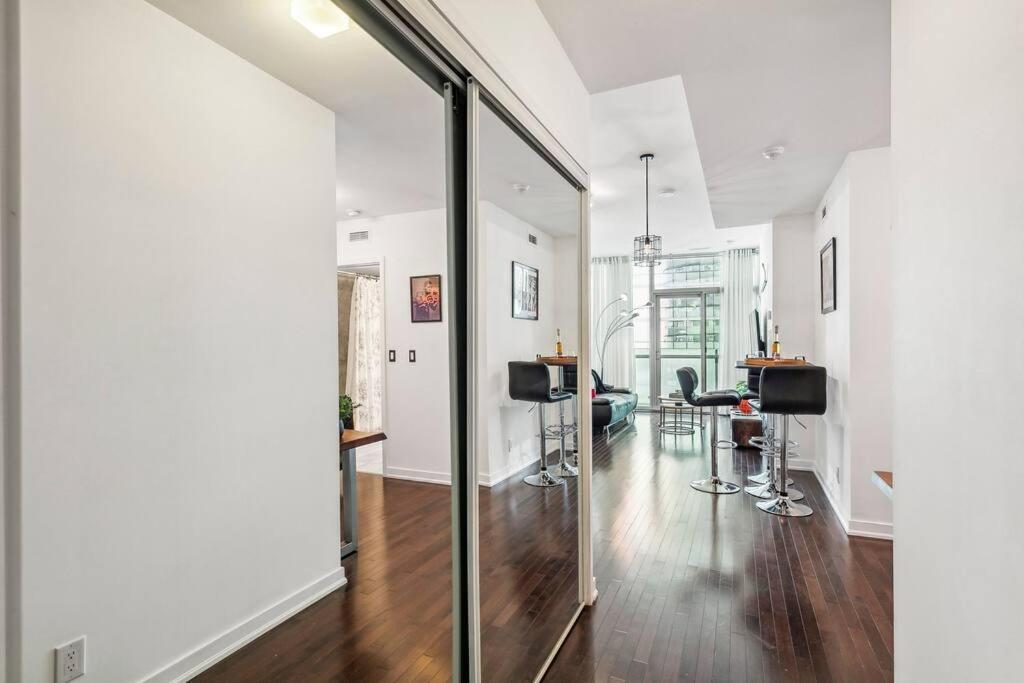 Luxury Condo - Steps To Everything - Balcony View Toronto Exterior photo